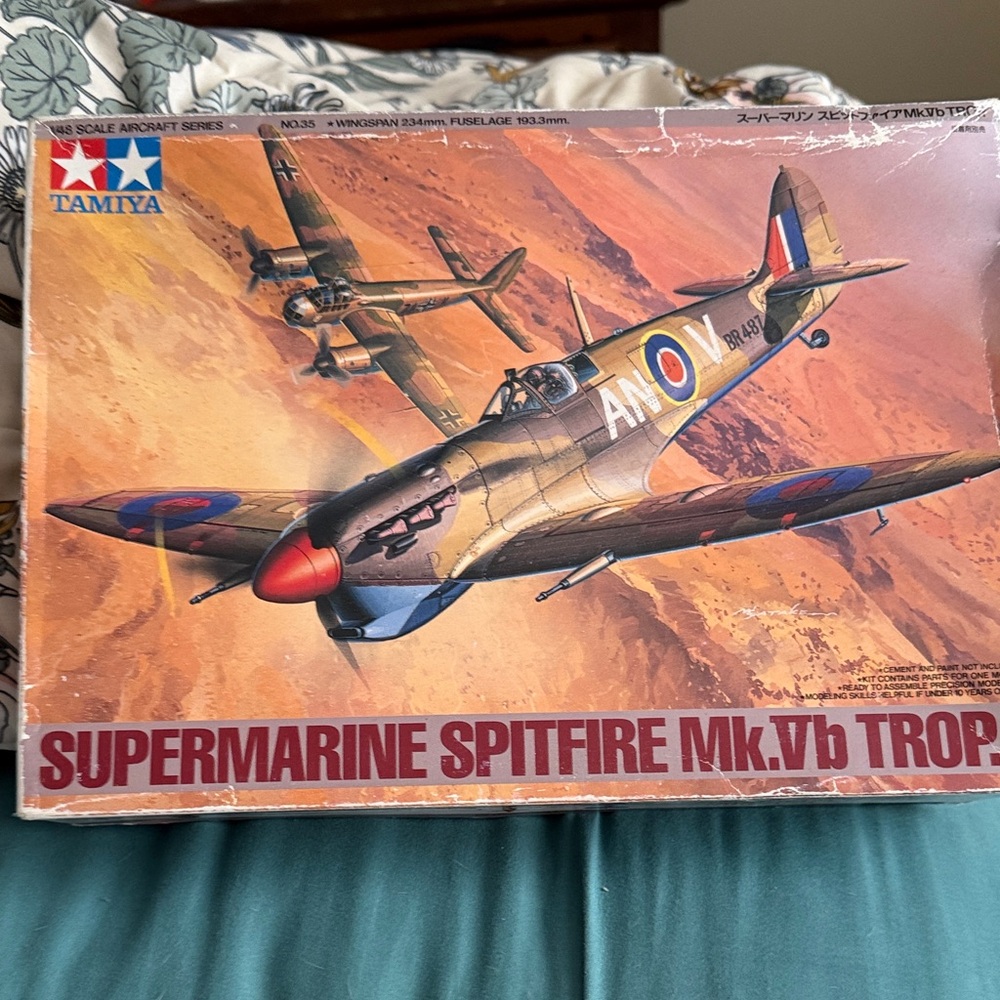 Supermarine Spitfire Mk.Vb Trop Model Kit - Olive & Blue